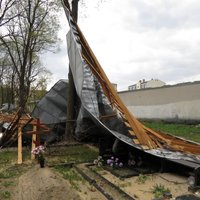 ФОТО: ЧП на Покровском кладбище - на могилы упала крыша