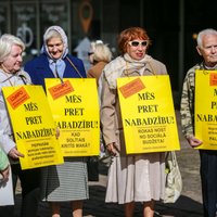 Пенсионеры со всей Латвии съехались в Ригу на пикет за "человечную и достойную старость"