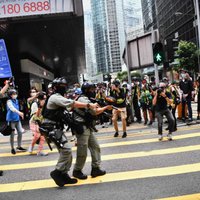 Protesti Honkongā: policija izgaiņā demonstrantus ar piparu gāzi