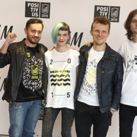 Foto: 'Positivus' komanda prezentē oficiālos festivāla t-kreklus