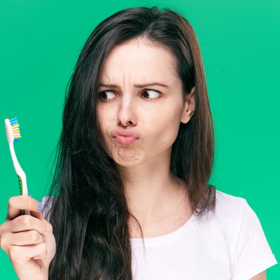 4 варианта, как использовать зубную щетку для красоты волос и тела