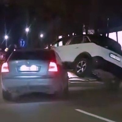 Lubānas ielā auto avārijā viens spēkrats nokļuvis virs otra