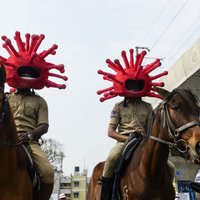 ФОТО, ВИДЕО: Полиция в Индии переоделась в форму коронавируса