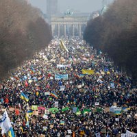 Foto: Berlīnē protestā Ukrainas atbalstam pulcējas vismaz 100 000 cilvēku