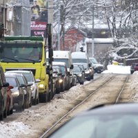 Rīgā aizliedz kravas transporta kustību caur centru