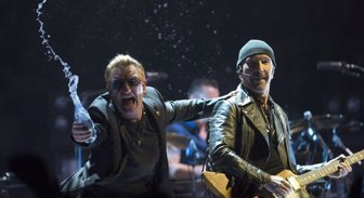 ВИДЕО: Гитарист U2 упал со сцены во время концерта