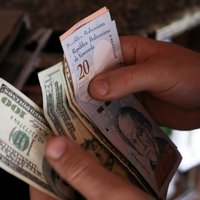 Жители Венесуэлы перешли на доллары