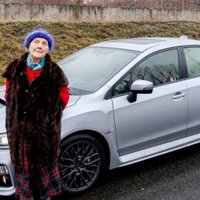 Video: Polijā 81 gadīga pensionāre nopirkusi jaunu 'Subaru' ar 300 ZS