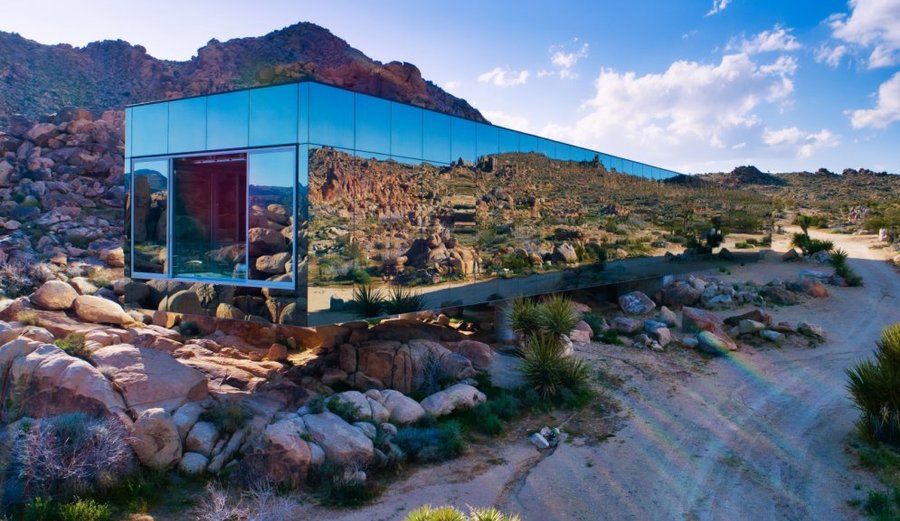 A horizontal skyscraper in the middle of the desert – an ‘invisible’ house in California