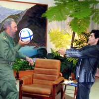 Марадона назвал Фиделя Кастро своим "вторым отцом"