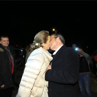 ФОТО: Ильвес поцеловал латвийскую невесту под одобрительные возгласы толпы