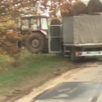 Incidents Varakļānos: kravas auto nesadala ceļu ar traktoru