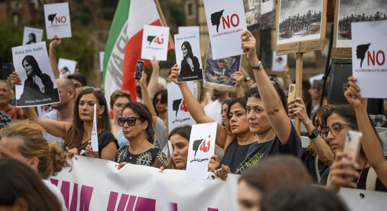 'Dzimuma aparteīds un sistemātiska diskriminācija': gads kopš Amini nāves un protestiem Irānā