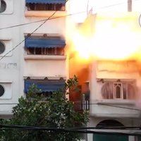Video: Kā Izraēlas raķete vienā mirklī sagrauj māju Gazā