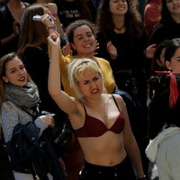 Испанские женщины устроили всеобщую феминистическую забастовку
