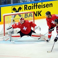 Latvijas hokejisti dramatiskā deviņu vārtu 'trillerī' zaudē Šveicei