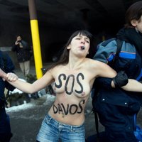 Активистки Femen "атаковали" Давос