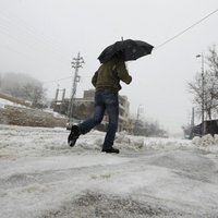 Vētra Latvijā rimusi; brīdina par ilgstošu snigšanu Zemgalē