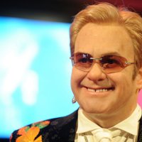 Jokdari no Krievijas izjoko Eltonu Džonu, uzdodoties par Putinu