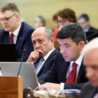 Ministrija atkāpjas no ultimāta – pirms sodīt Rīgas domi, pētīs tās nostāju par 'jautājumu kvotām'