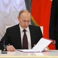 Krimas aneksija pabeigta: Putins paraksta likumu par pievienošanu Krievijai