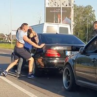Video: Ceļu satiksmes konfliktā Rīgā VW vadītājs izkaujas ar 'Mercedes' pasažieriem