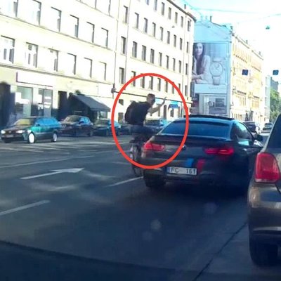 Video: Brīvības ielā hipsters neveiksmīgi mēģina nolauzt BMW spoguli