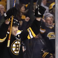 Vecākais aizsargs NHL Hara pagarina līgumu ar 'Bruins' vēl uz vienu sezonu