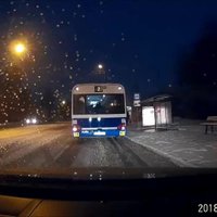 Video: 'Rīgas satiksmes' autobuss 'vēsā mierā' aiztraucas pie sarkanās gaismas