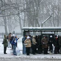 Rīgā sniegs pamatīgi apgrūtina satiksmi; cilvēki kreņķējas