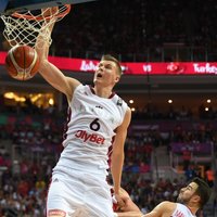 Latvija pieveic Turciju un turpina uzvaru gājienu 'Eurobasket 2017'