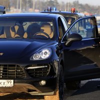 Pēc rubļa 'krišanas' Maskavā iztukšoti luksusa auto saloni