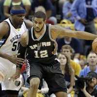 'Spurs' un 'Cavaliers' iekļūst nākamajā kārtā; 'Warriors' līderim Karijam atkal trauma