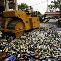 Indonēzijā 26 cilvēki mirst pēc nelegāli brūvēta alkoholu dzeršanas