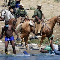 Amerikāņus satrauc migrantu dzīšana ar zirgiem