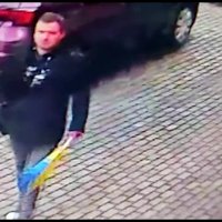 Par Ukrainas karoga noraušanu policija meklē video redzamo vīrieti