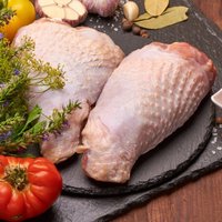 В Латвию по-прежнему ввозят куриное мясо от польской фирмы, в котором уже 7 раз нашли сальмонеллу
