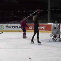 Video: Daiļava piedalās Latvijas hokeja izlases treniņā