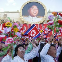 ФОТО: Северная Корея на параде показала межконтинентальную ракету