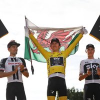Lielbritānijas riteņbraucējs Tomass triumfē 'Tour de France'