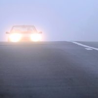 Miglas lukturu lietošana autovadītājam sniedz maldīgu drošības sajūtu