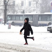 Trešdien sniegotajā Rīgā notikuši 42 satiksmes negadījumi; 'puteņa biļetes' nebūs
