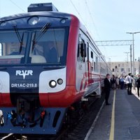 Trīs stundas kā ķīlnieki – sistēmas kļūmes dēļ pasažieri iesprūst modernizētajā vilcienā