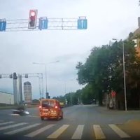Video: Motociklists ietriecas pie sarkanās gaismas braucošā auto