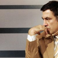 Саакашвили раскрыл тайну жевания галстука в прямом эфире