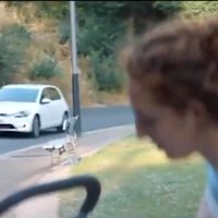 Video: Lielbritānijā aizliedz VW reklāmu, kur sievietei atvēlēta maznozīmīga dzimuma loma