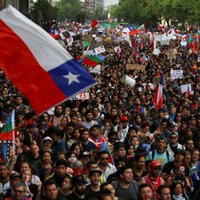 Miljons demonstrantu Santjago prasa Čīles prezidenta atkāpšanos