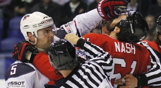 VIDEO: Kanādas hokejisti 'bullīšos' uzvar ASV
