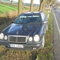 Foto: Vācijā jau mēnesi ceļmalā mētājas 'Mercedes' no Latvijas