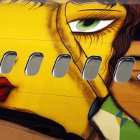 Официальный борт сборной Бразилии по футболу раскрасили уличные художники